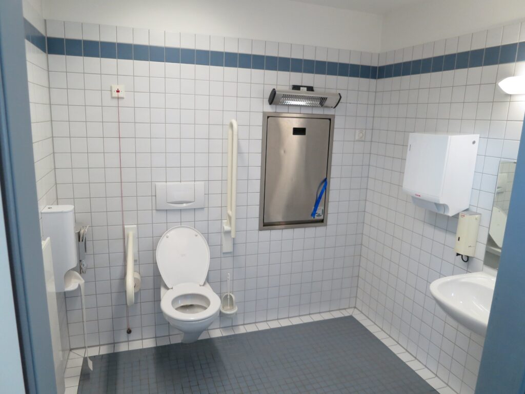 ¿Cómo adaptar un baño para discapacitados?